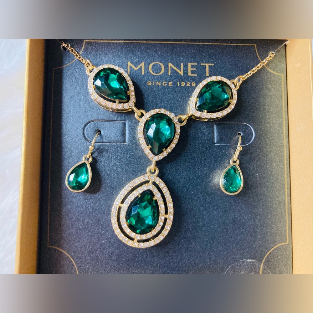 Monet Gold-Plated Necklace and Earrings Setvwith Deep Emerald Green Teardrops - Picture 4 of 4